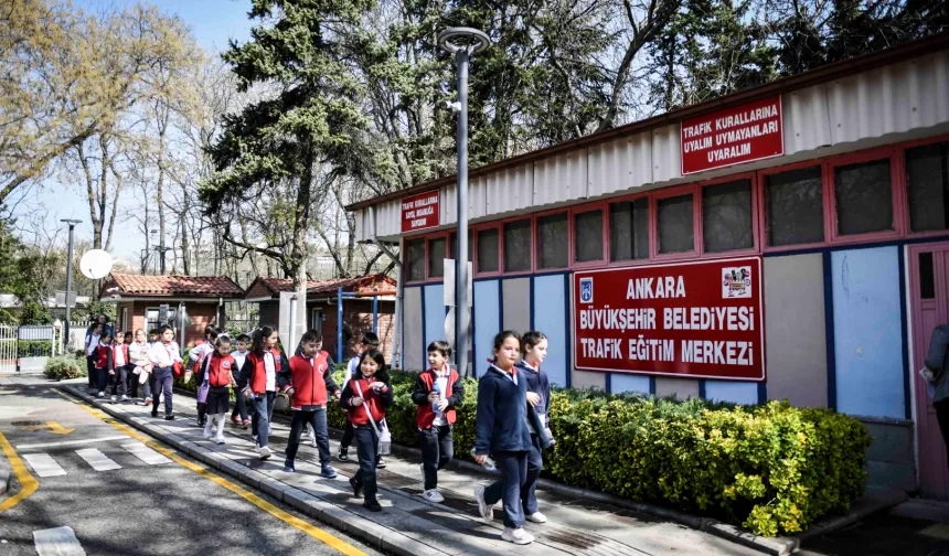 Minikler trafiği eğlenerek öğreniyor